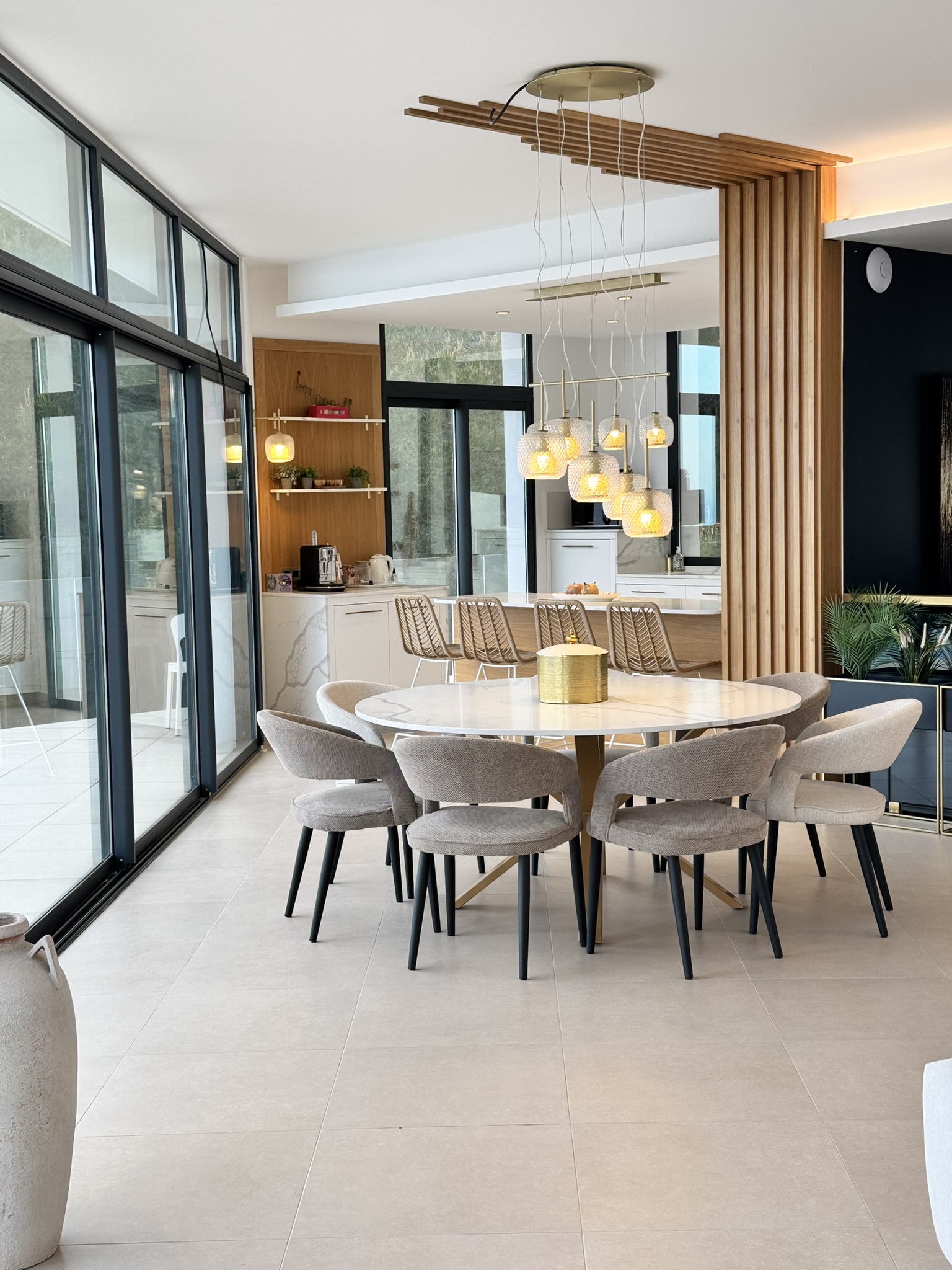 Salon spacieux et lumineux