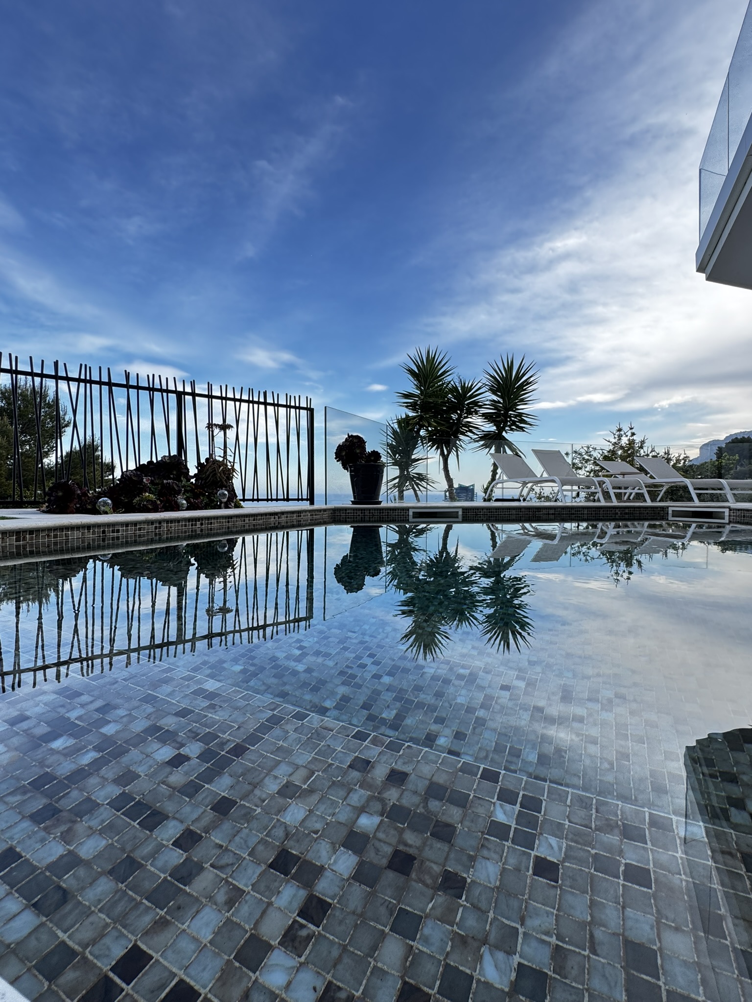 Piscine à débordement avec vue sur la mer